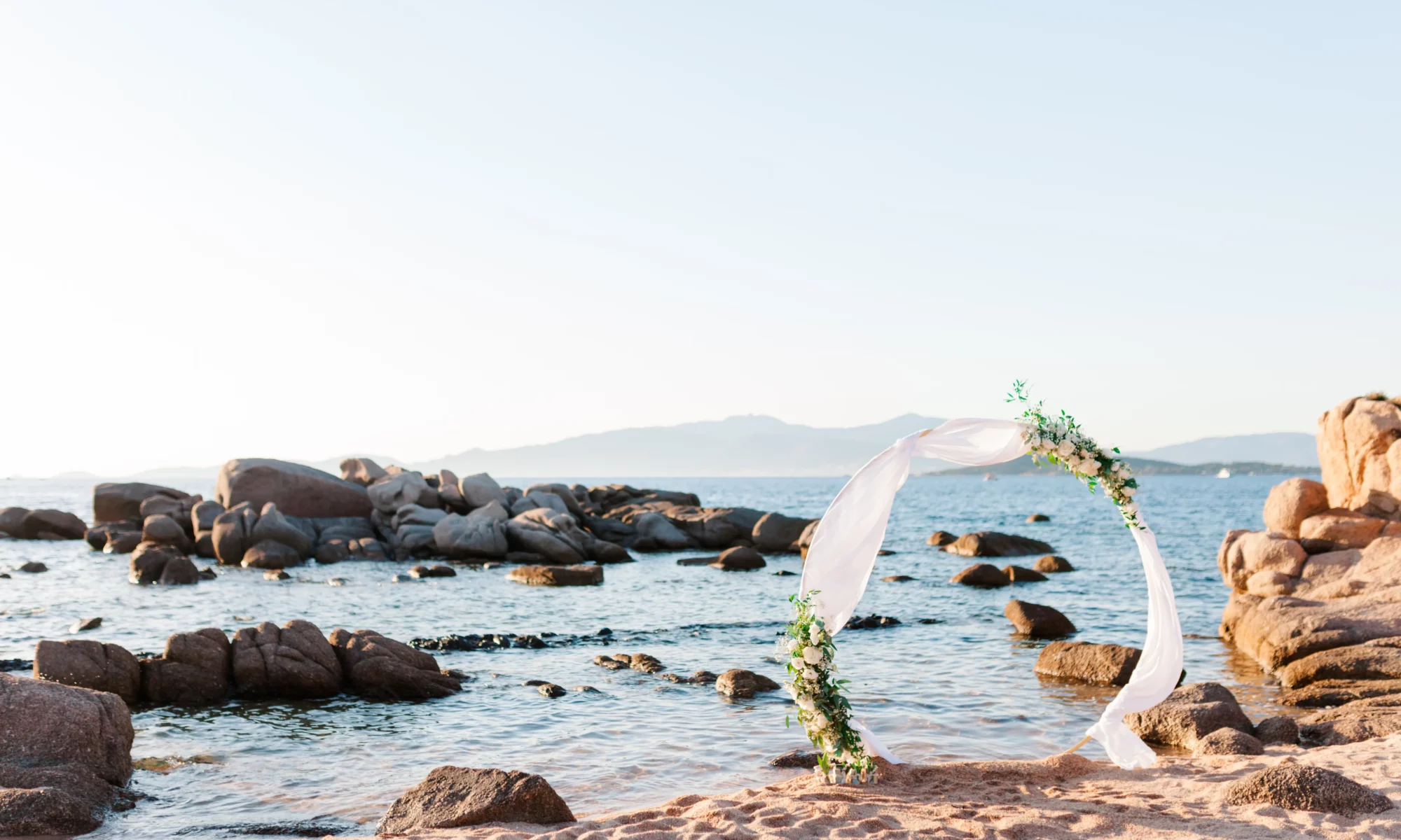 Officiante de cérémonie sur une plage en Corse