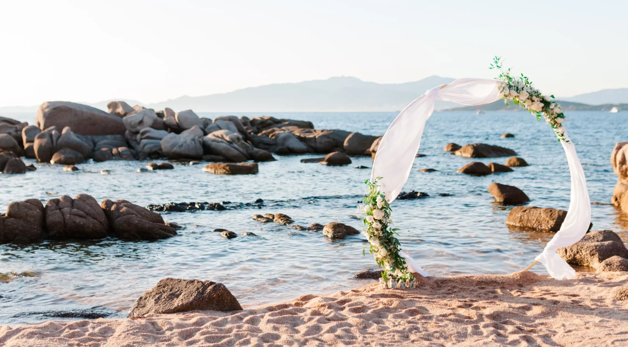 Officiante de cérémonie sur une plage en Corse