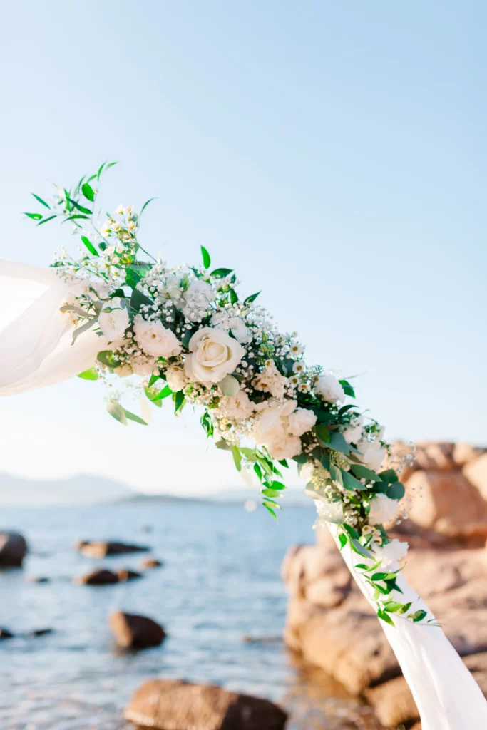 Mariage sur la plage en Corse avec arche et officiante