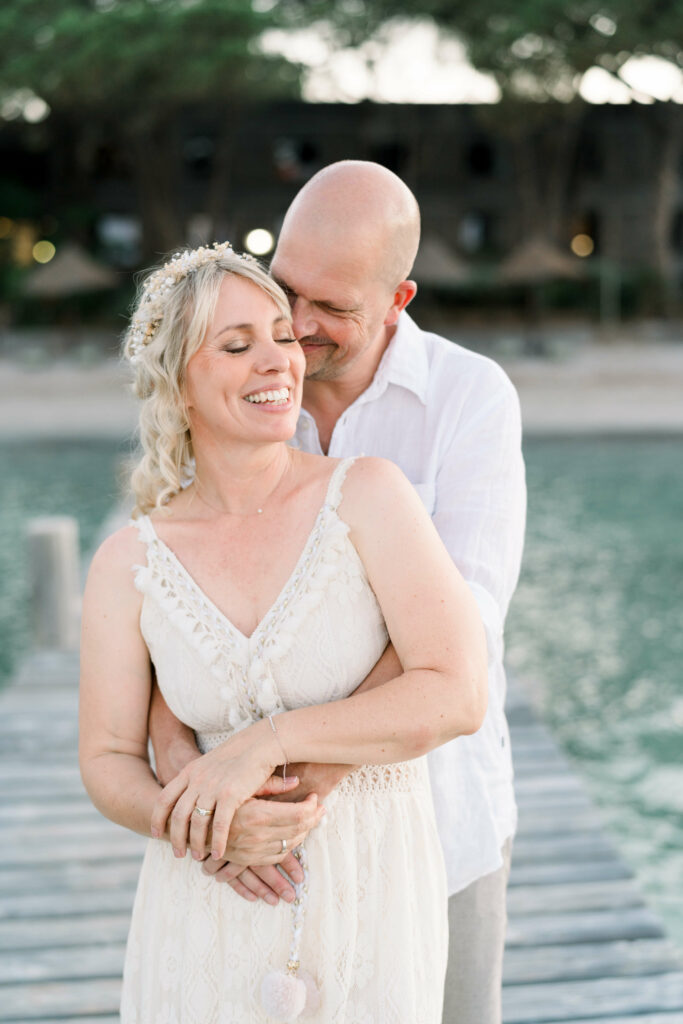 Romantisches Brautpaar auf dem Steg von Santa Giulia während einer Hochzeit auf Korsika.