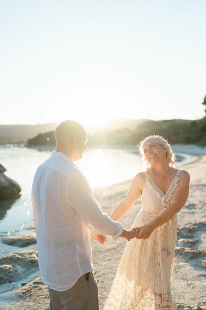 Sommerliche Hochzeit auf Korsika mit Blick auf türkisfarbenes Wasser und Felsküste in Santa Giulia
