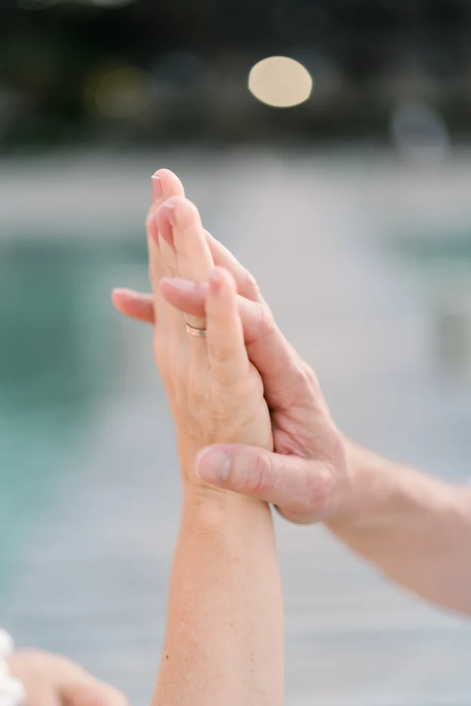 Brautpaar bei einer symbolischen Zeremonie am Strand von Porto-Vecchio auf Korsika.