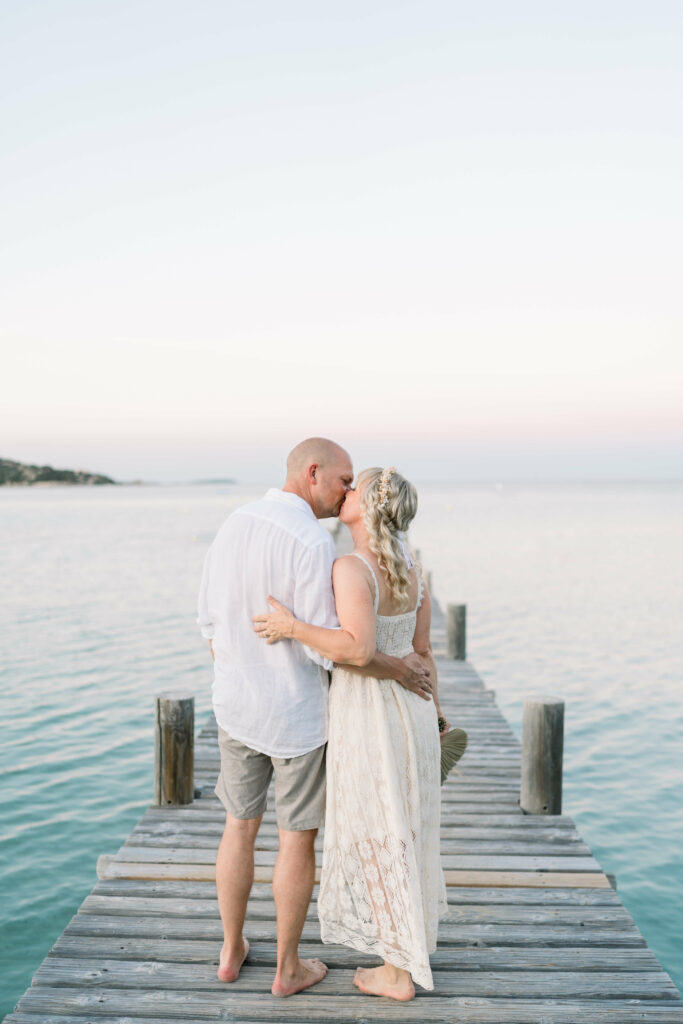 Couple de mariés dans une ambiance romantique sur la plage de santa giulia