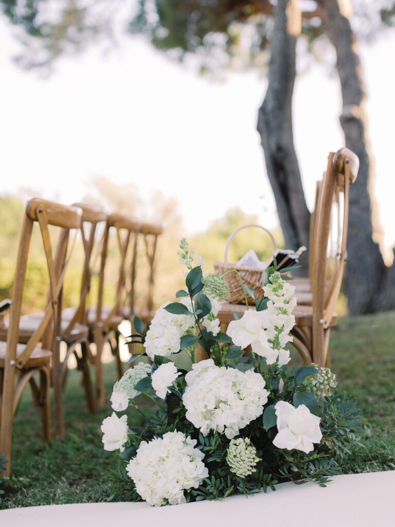Chaises décorées pour cérémonie de mariage en extérieur