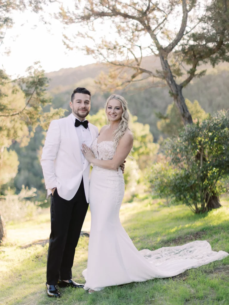 Couple amoureux célébrant leur mariage