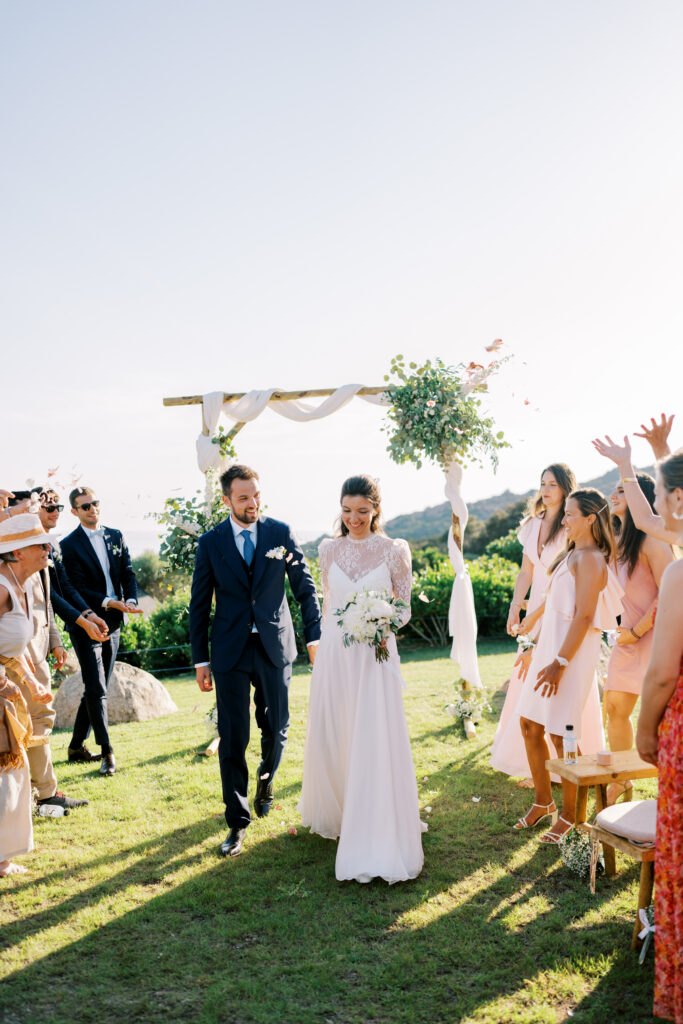 Sortie des mariés après la cérémonie de mariage