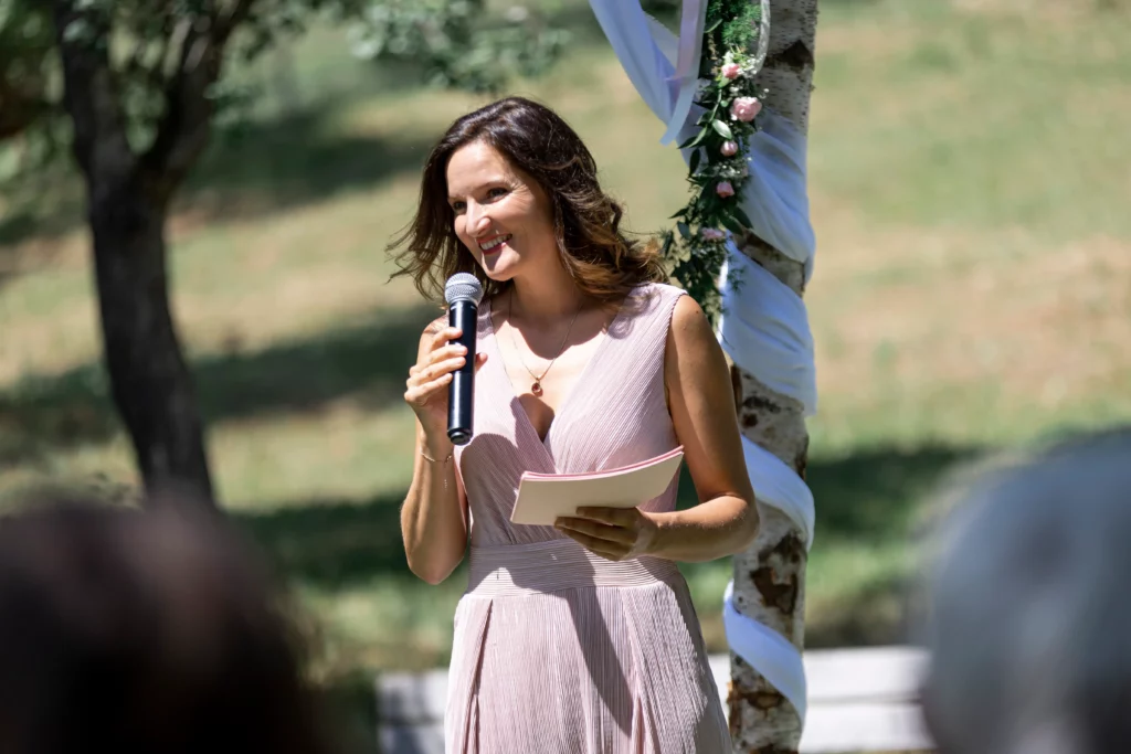 Officiante célébrant une cérémonie laïque en plein air