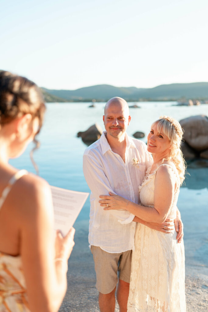 Cérémonie de mariage au coucher du soleil en bord de mer