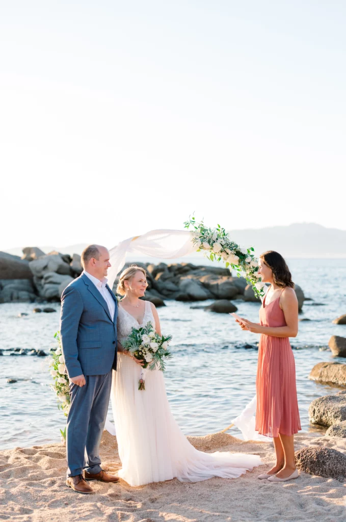 Cérémonie de mariage sur la plage en Corse avec officiante et couple