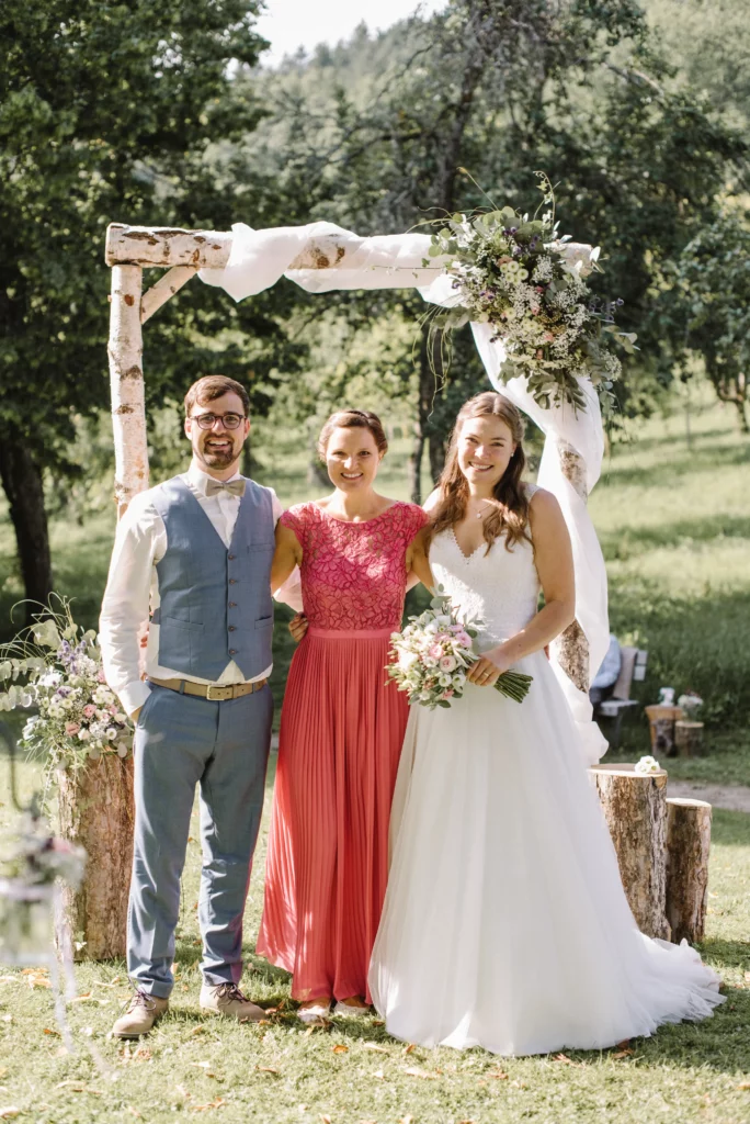 Couple de mariés heureux lors de la sortie de cérémonie