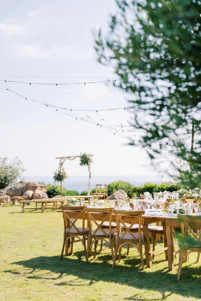 Chaises décorées et arche pour cérémonie de mariage en extérieur