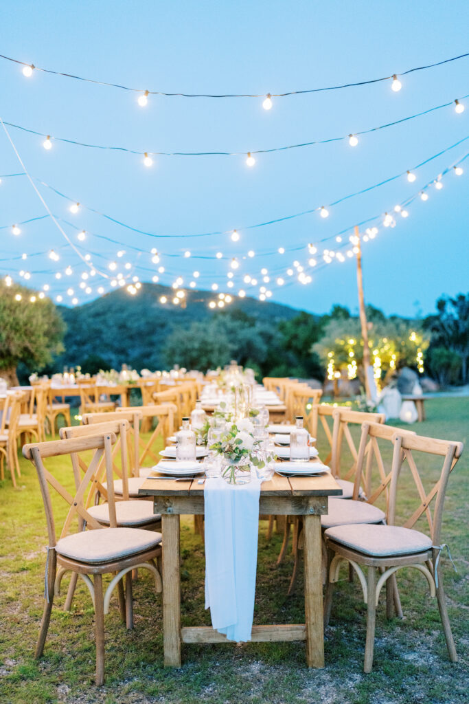 Ambiance romantique lors d’un mariage en soirée avec lumières