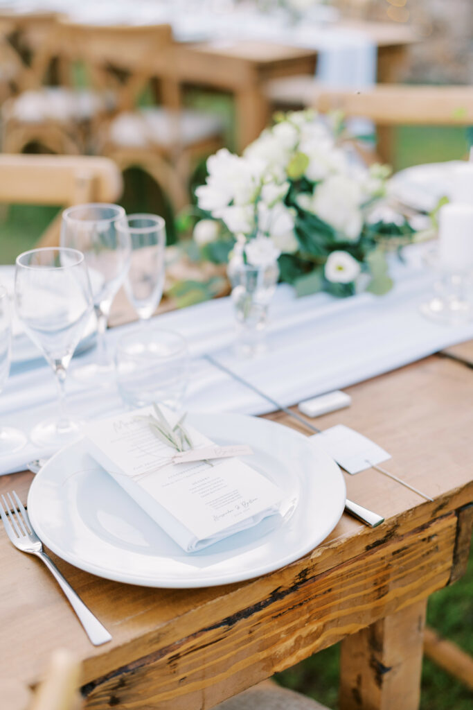 Décoration de table avec fleurs et bougies