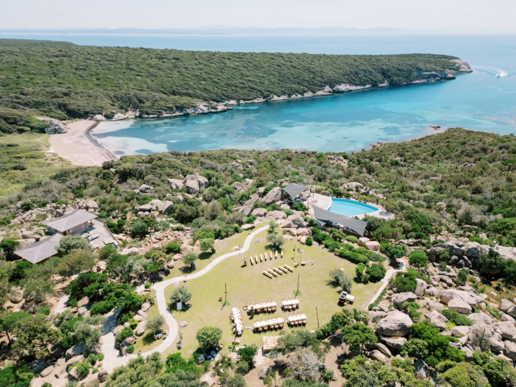 Vue aérienne par drone d’un mariage sur un domaine et une belle plage