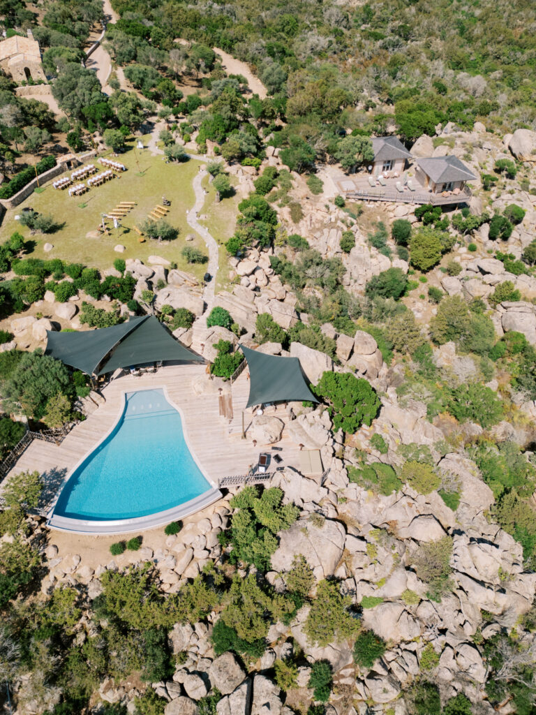 Vue drone d’une cérémonie de mariage en extérieur en corse