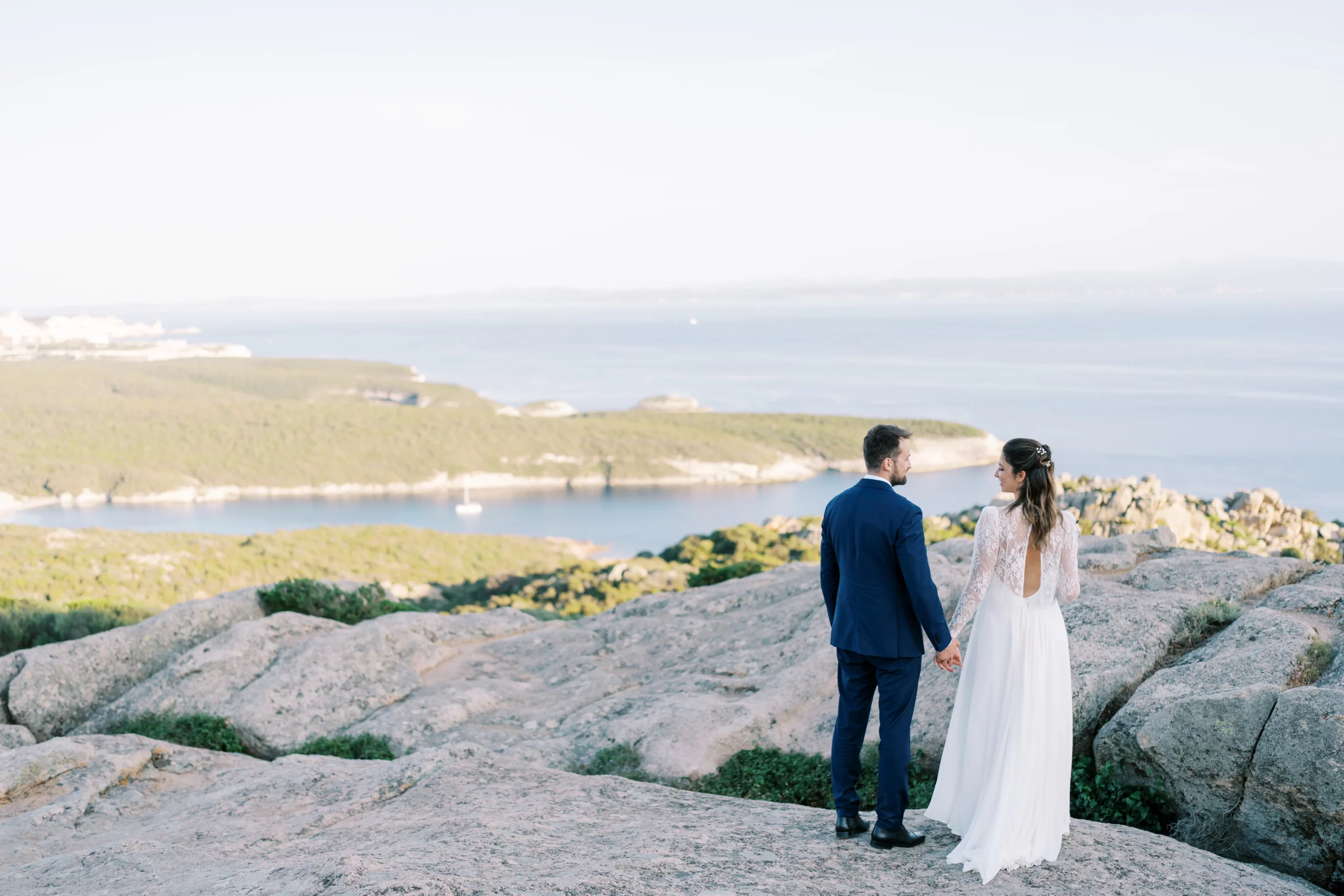 Cérémonie de mariage sur une plage en Corse au coucher du soleil