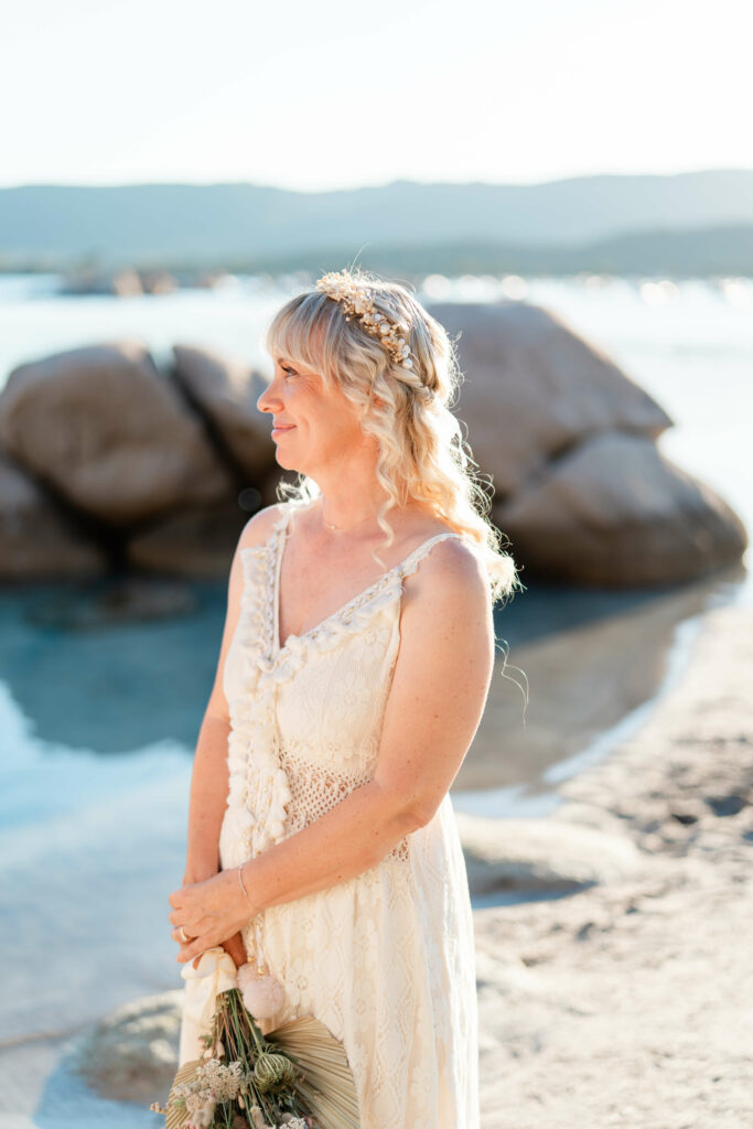 Officiante de cérémonie sur une plage en Corse