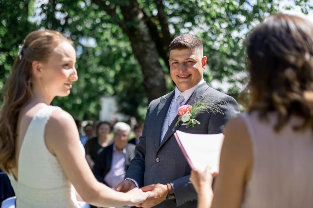 Couple de mariés heureux lors de leur cérémonie de mariage