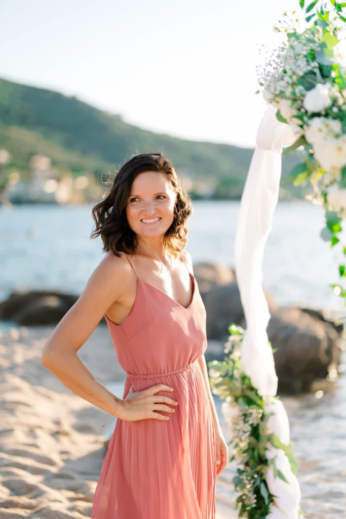 Officiante de cérémonie sur une plage en Corse