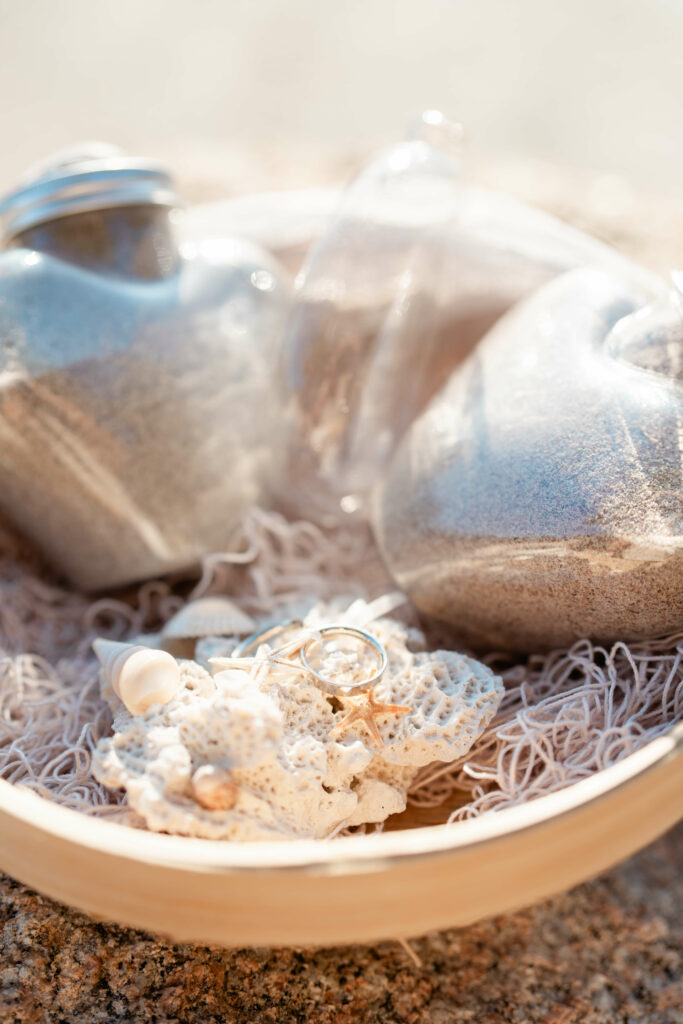 Symbolisches Sandritual bei einer freien Trauung auf Korsika als Zeichen der Verbundenheit.