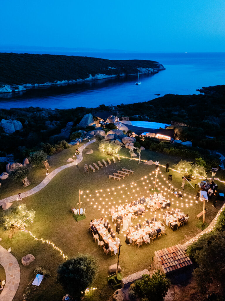 Vue aérienne d’une plage et domaine en Corse pour mariage