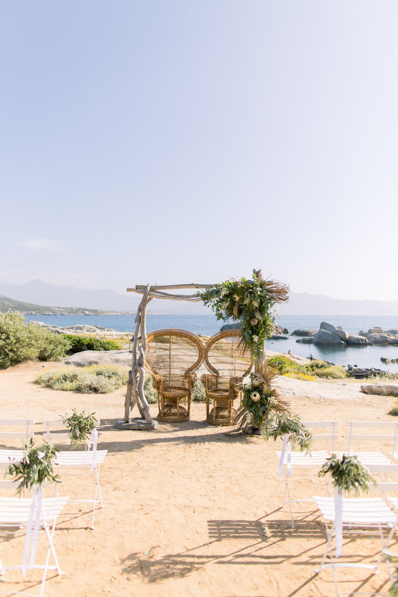 chaises décorées pour cérémonie de mariage sur la plage en Corse