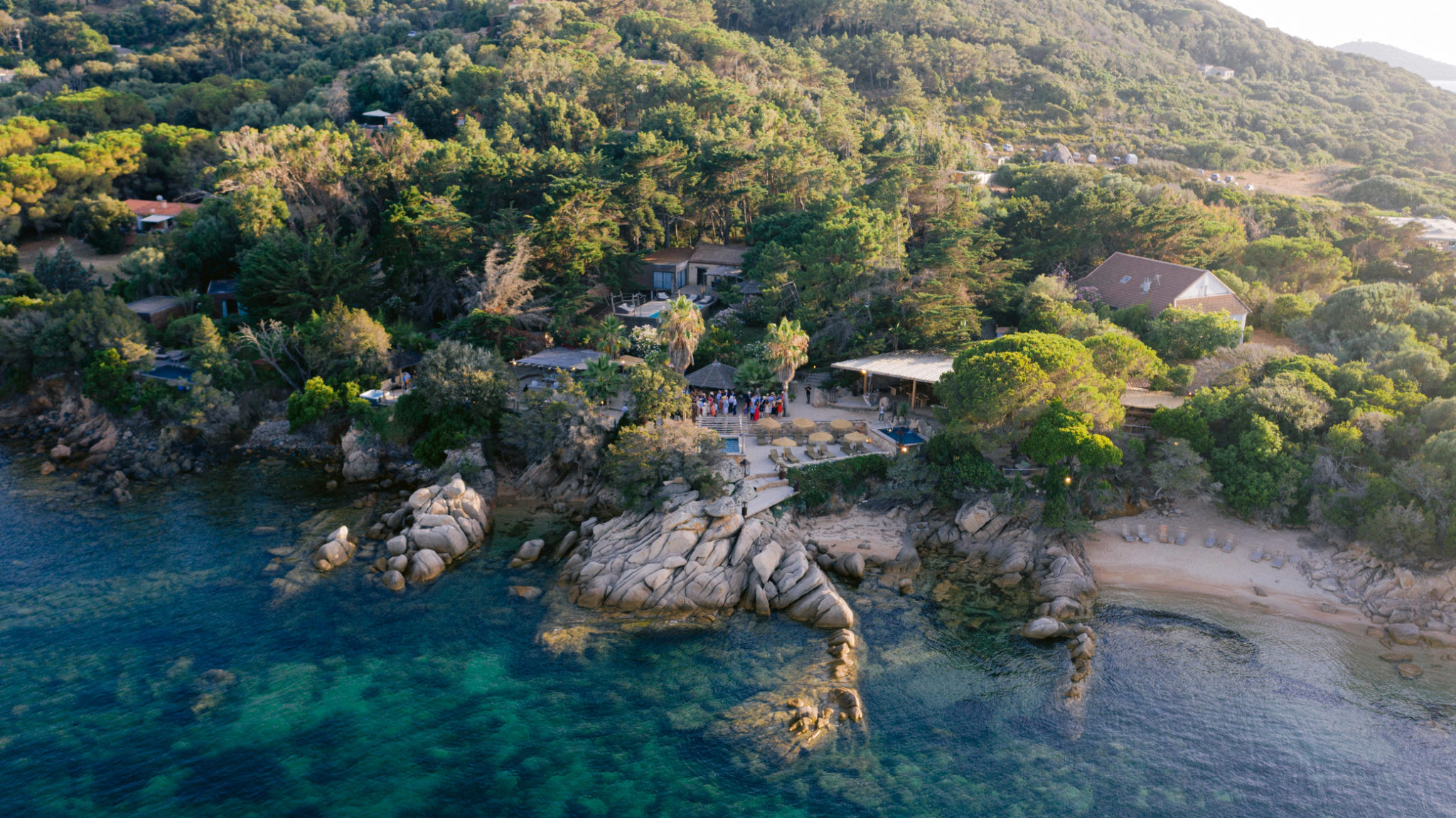 Vue aérienne d'un domaine de mariage en Corse du Sud face à la mer, Bonifacio Porto-Vecchio