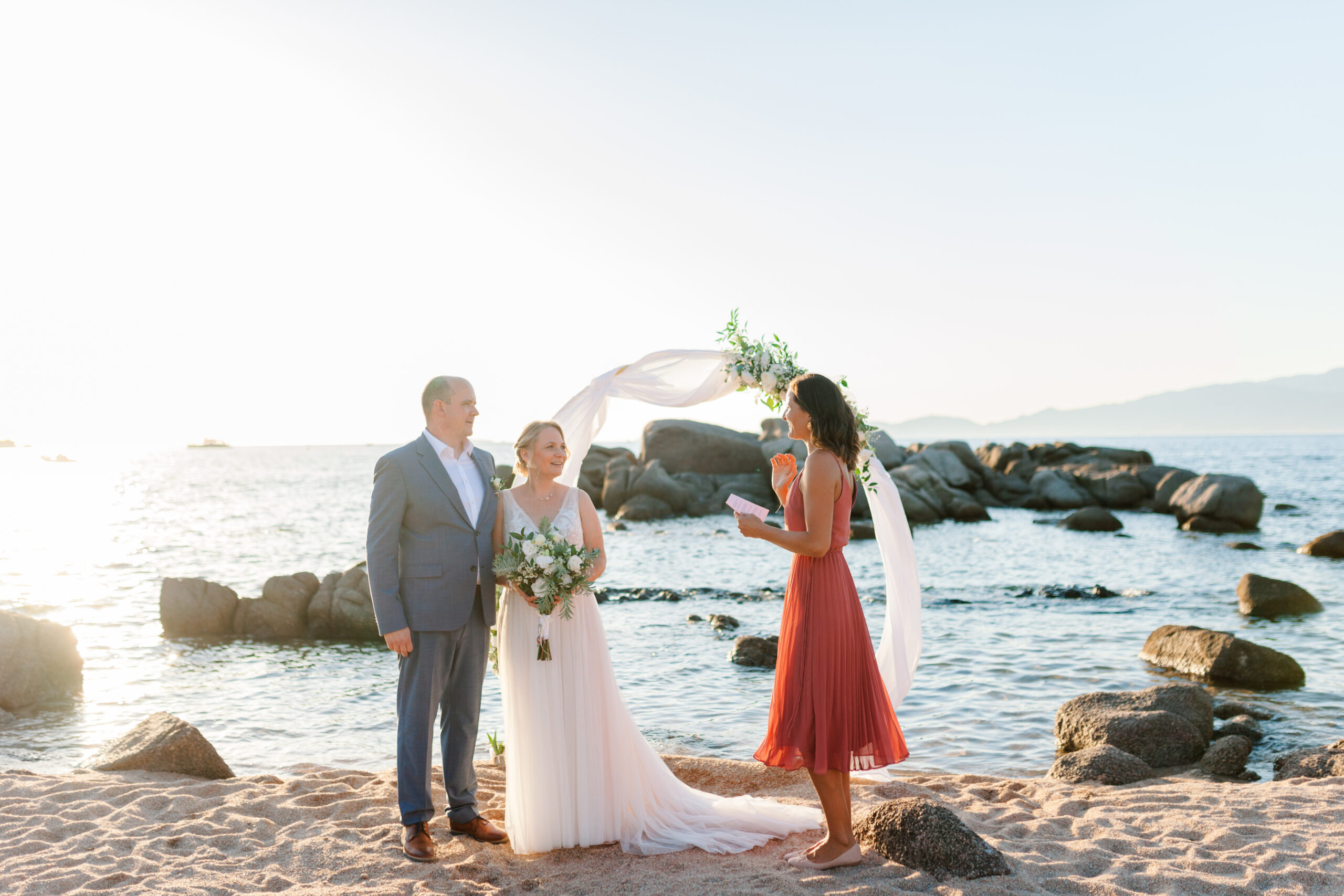 Cérémonie laïque sur la plage en Corse au coucher du soleil officiante Marie Soleyne Rogez